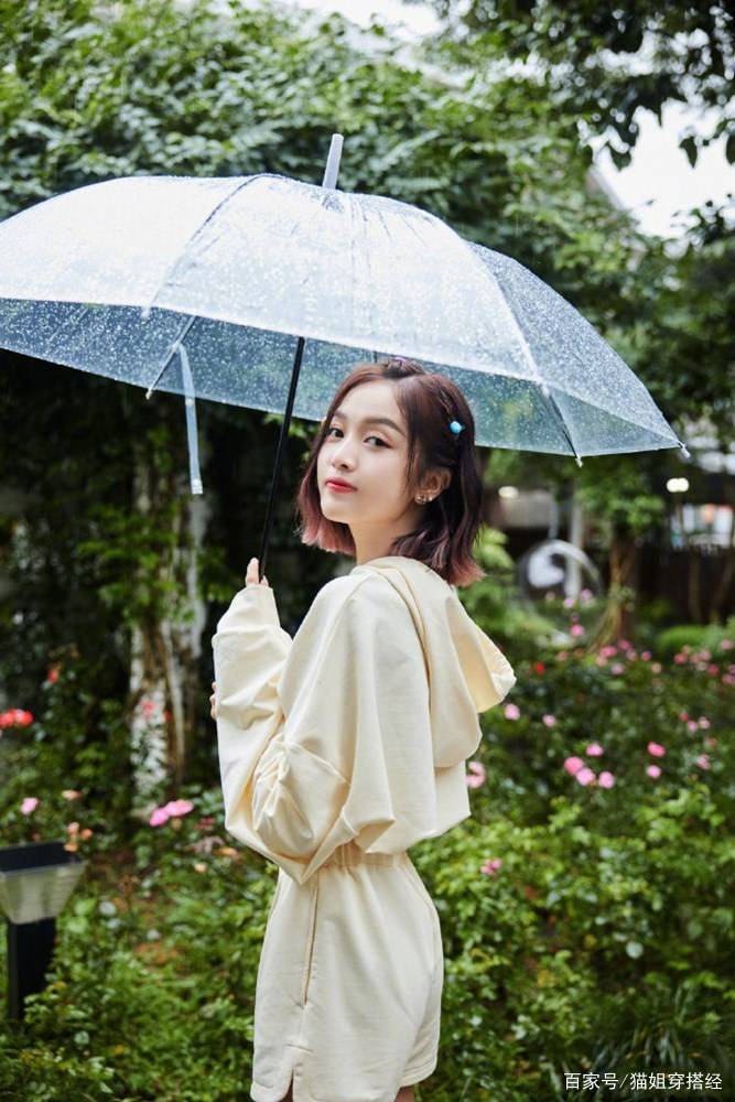 赵本山|赵本山女儿真高调，穿情侣卫衣和男友秀恩爱，滤镜太厚脸都变形了