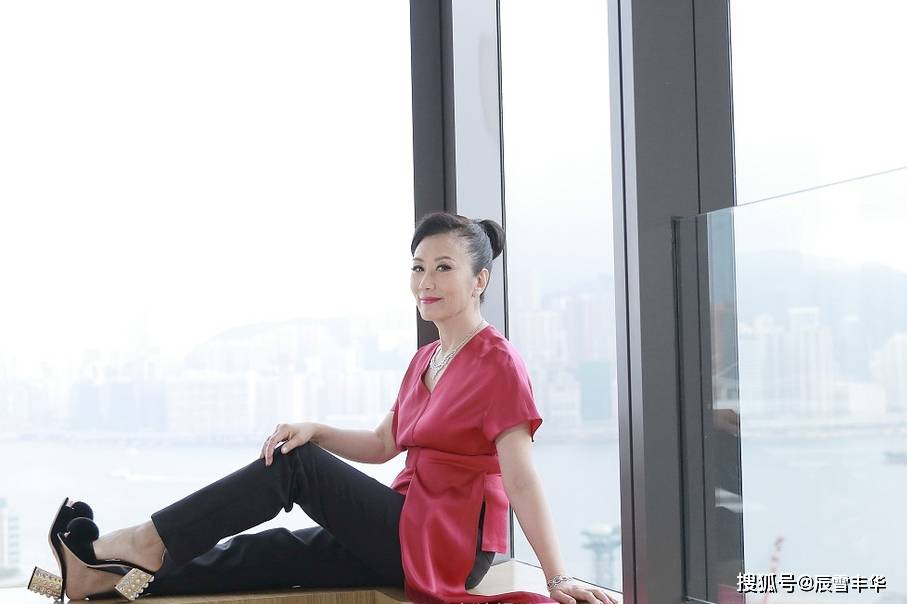 颜色|汪明荃就算老了穿衣也很有格调,拼接上衣配九分裤,高级又显年轻