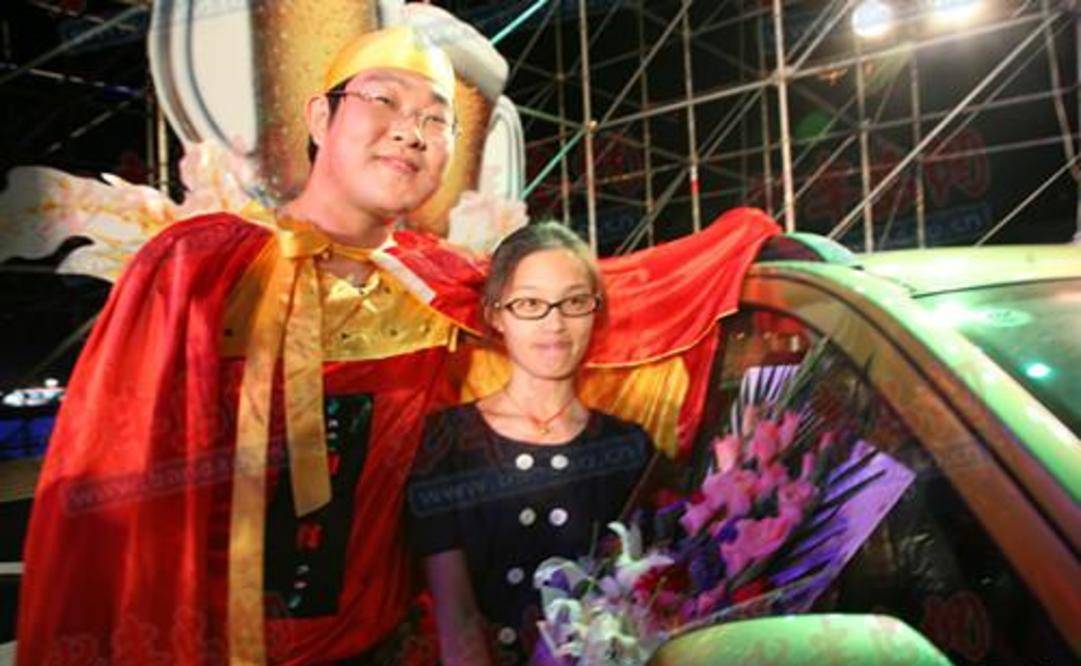 因为|青岛小伙任光超：靠喝酒赢得5辆车、15万奖金，还娶到记者做老婆？