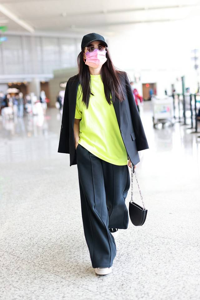 眼光|伊能静不在意外人眼光,人到中年还挑战个性穿搭,穿大红靴更时髦