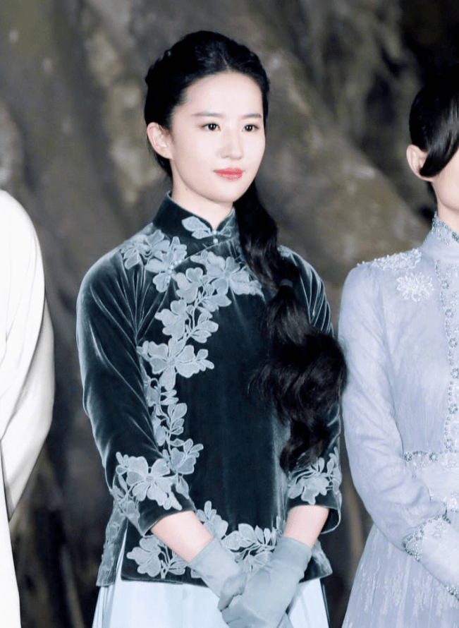 整体|赵本山女儿穿旗袍秀身材，化大浓妆太妩媚，成熟过头反而有些显老