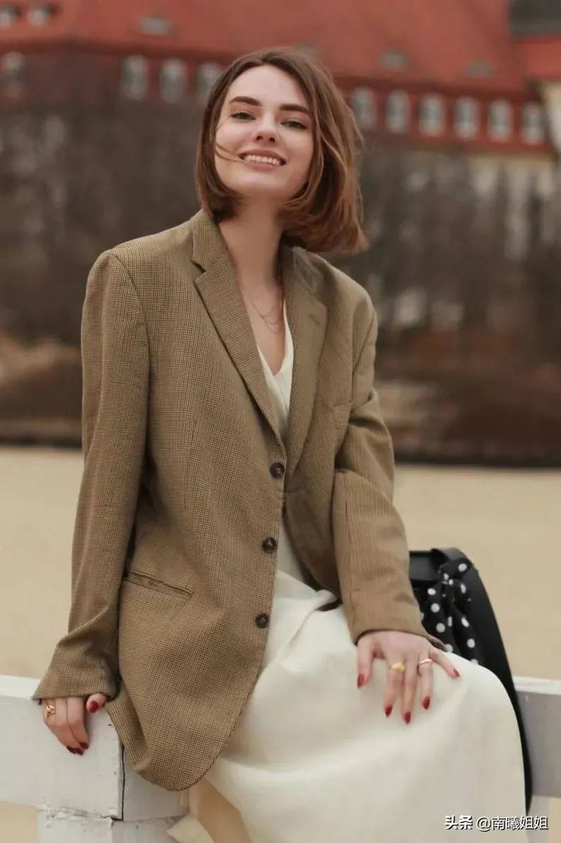 身材|西装+裙子=早秋最时髦穿搭！牢记这3个“要素”，怎么穿都美