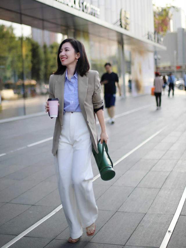 感觉|“西装外套+牛仔裤”这样穿，内搭衬衫简约又洋气，很适合小个子