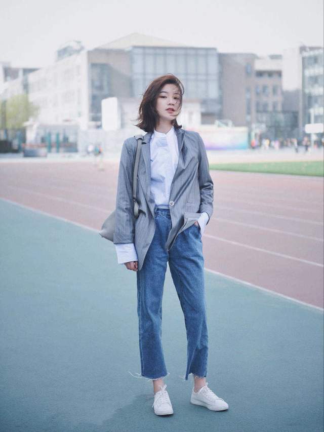 感觉|“西装外套+牛仔裤”这样穿，内搭衬衫简约又洋气，很适合小个子