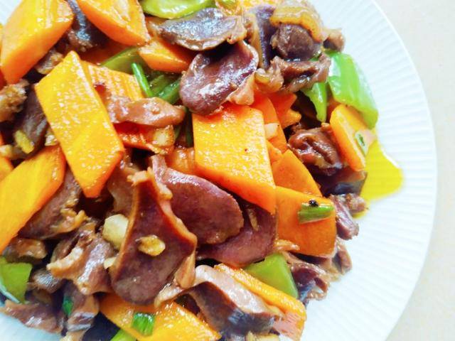 鸭胗不要直接下锅炒,宝妈教你怎么做香辣入味,1次2斤不够吃_胡萝卜