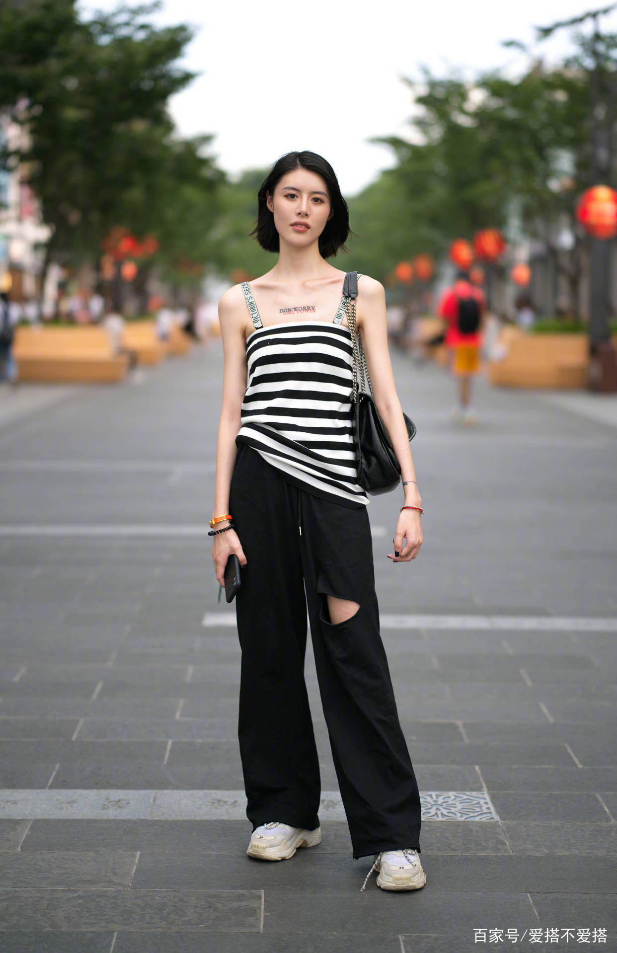 小白|“小白鞋+裤装”，换季时节这样搭，时髦舒适还显高，适合小个子