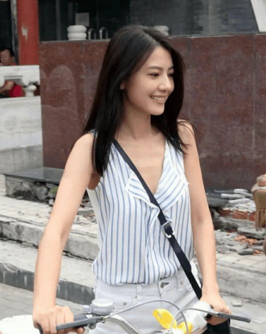天鹅|网友晒8年前偶遇高圆圆，女神天鹅颈抢镜，气质清纯惹人注目