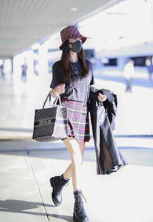 短裙|做明星也不容易，杨颖拍写真能看到满眼血丝，穿名牌服装都没精神