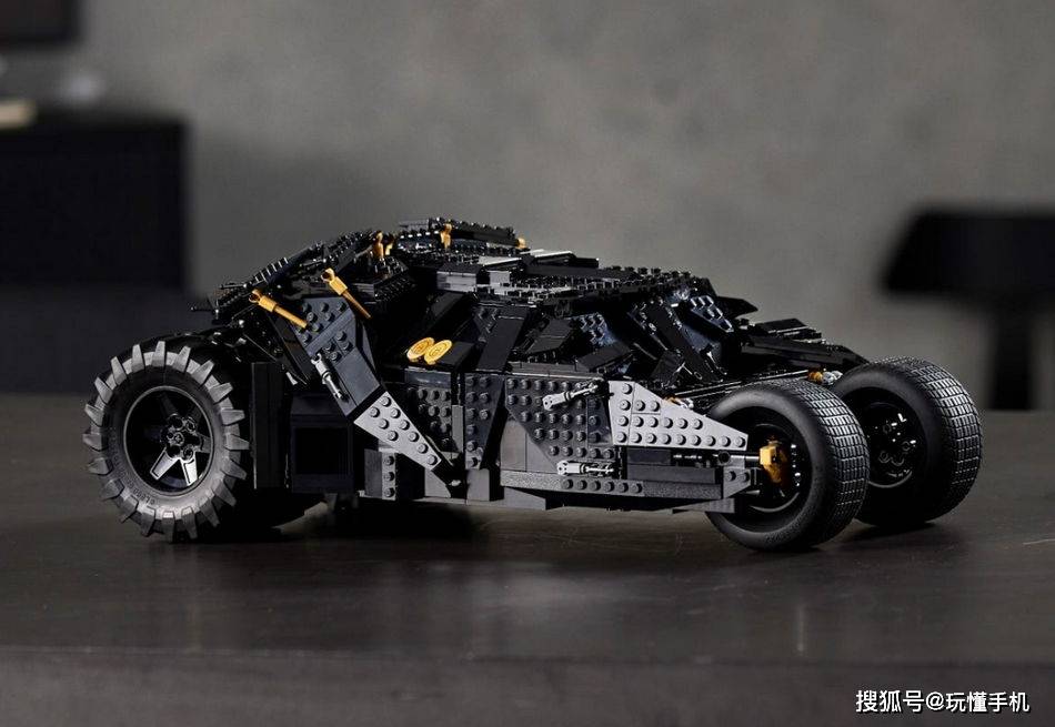 本次乐高的「lego 76240 batmobile tumbler」dc版蝙蝠战车将于2021年