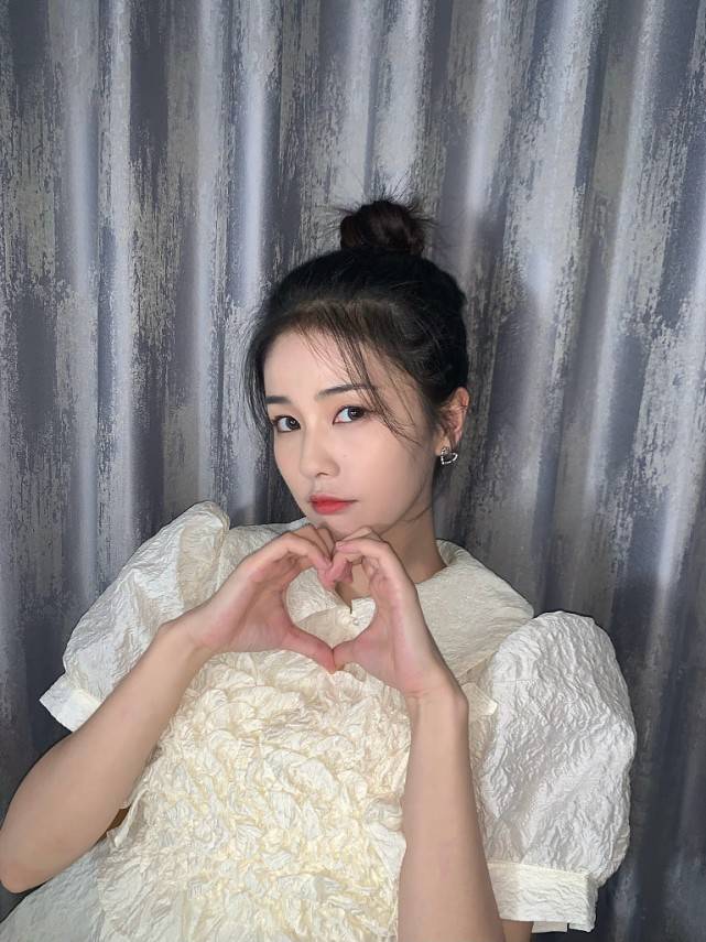 私下里|白鹿又发福利了！私下里穿“奶油裙”拍照，甜美可爱让人好心动