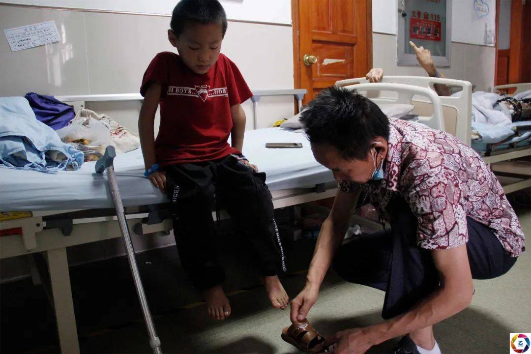 耳聋|男童骨折后不敢说导致残疾，妈妈离去，耳聋爸爸携其求医4年