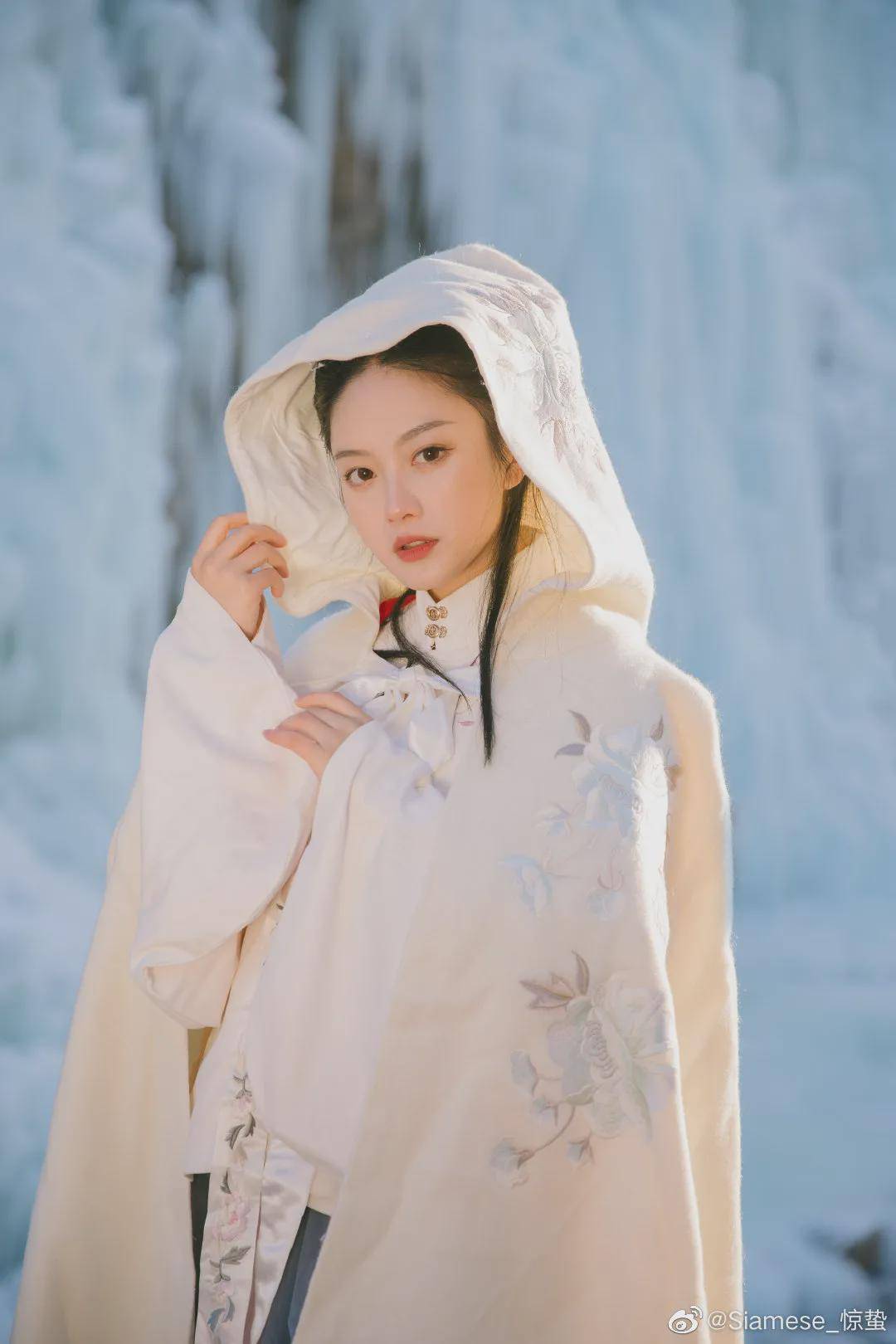 摄影|汉服小仙女:梅落雪寒