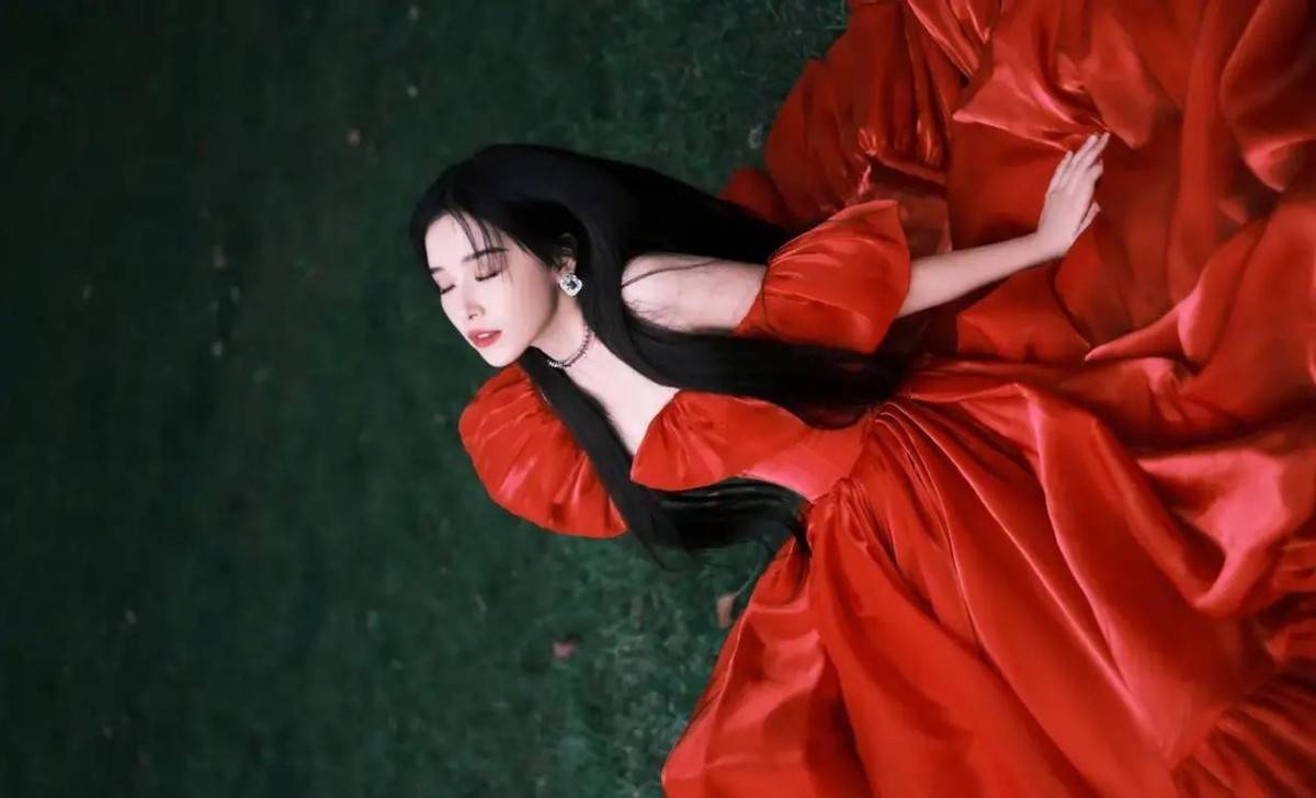 阚清子|阚清子风格大变,穿大红色连衣裙眼神高冷,黑长直造型太惊艳