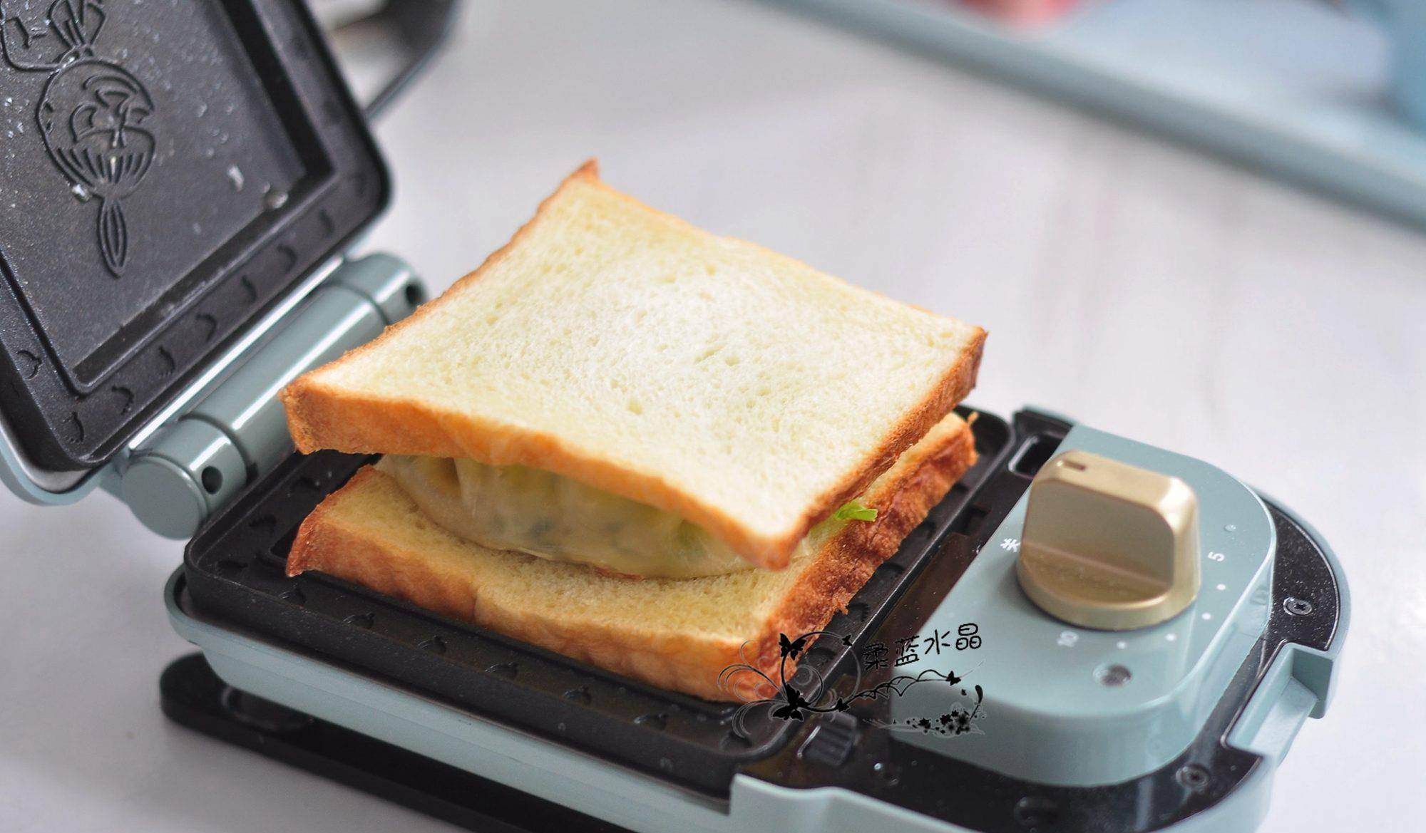 面包|把饺子放进面包里，几分钟就能吃上早餐，可以偷懒多睡几分钟了