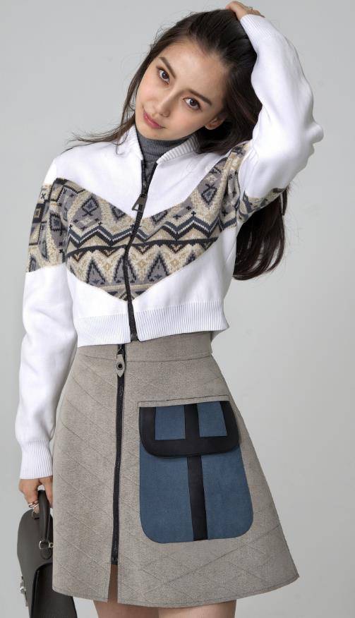 短裙|做明星也不容易，杨颖拍写真能看到满眼血丝，穿名牌服装都没精神