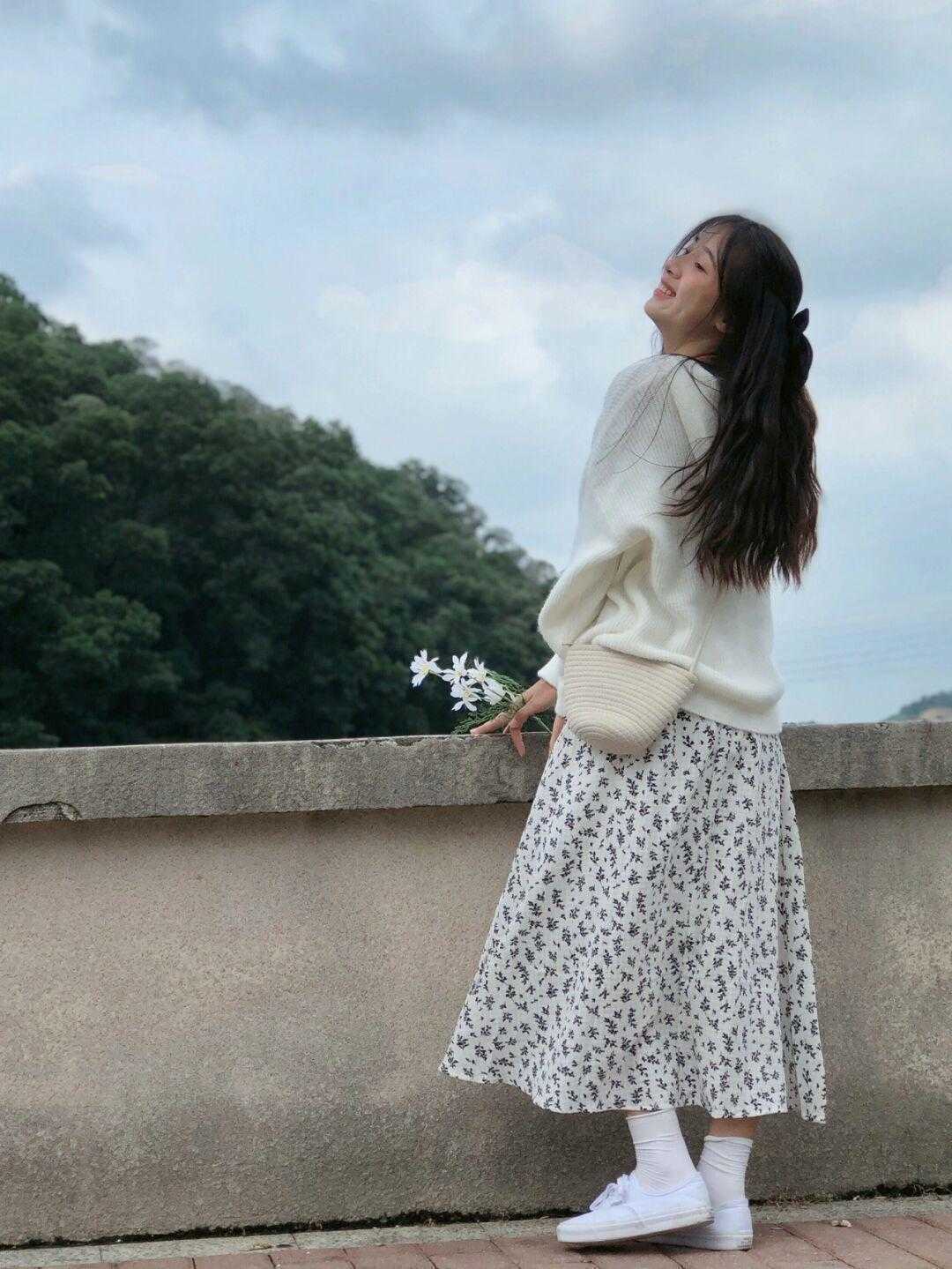 身材|“腿胖”的女生可以尝试这样穿，衬衫搭配半身裙，修身又洋气