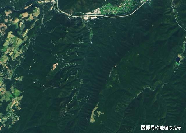山地|从一张卫星遥感照片，来看地形对交通线路和聚落分布的影响