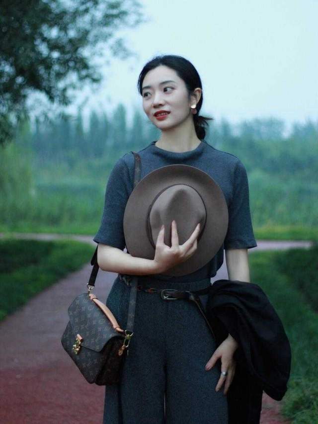 黑色|这是我见过最洋气的通勤穿搭：风衣搭配牛仔裤，很实用又高级洋气