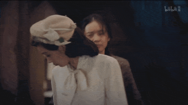 严微|《双镜》｜你是光，我是影，但我们真正的不同不过是底色各异