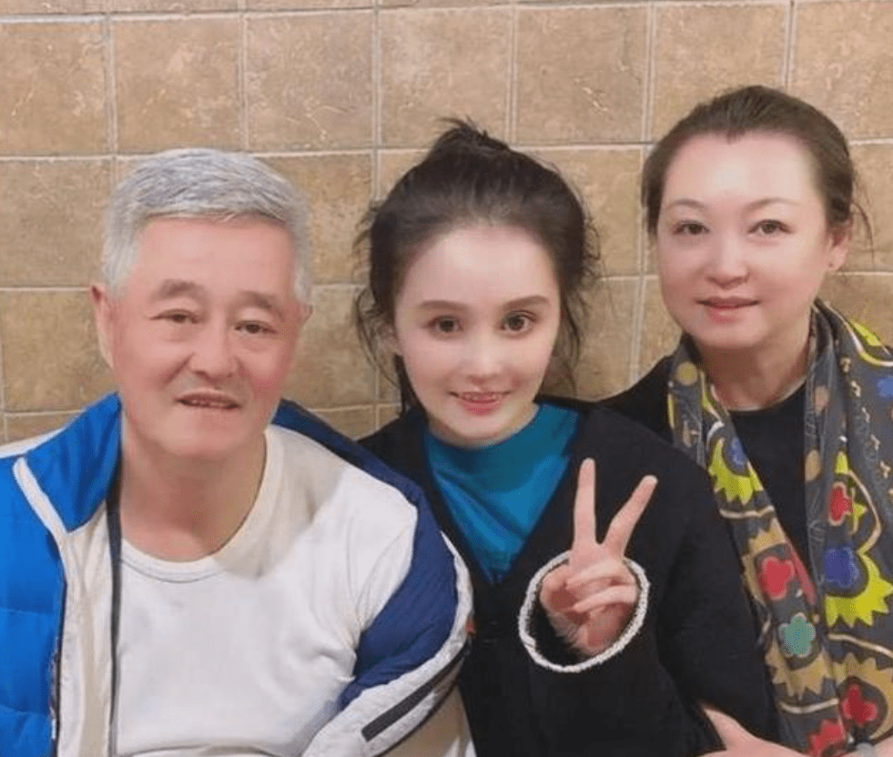 整体|赵本山女儿穿旗袍秀身材，化大浓妆太妩媚，成熟过头反而有些显老