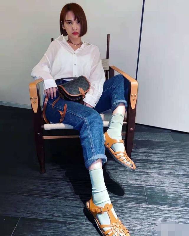 杨丞琳|杨丞琳快40岁了，穿衬衫配牛仔裤却很有年轻感，出道20年几乎没变