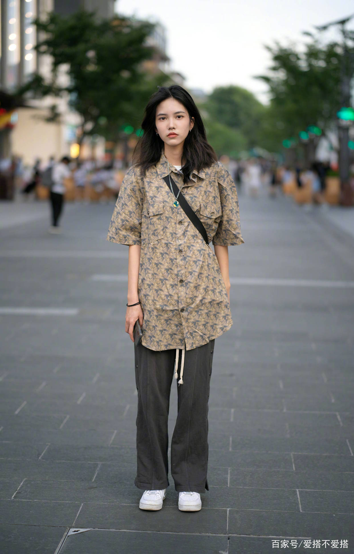 小白|“小白鞋+裤装”，换季时节这样搭，时髦舒适还显高，适合小个子