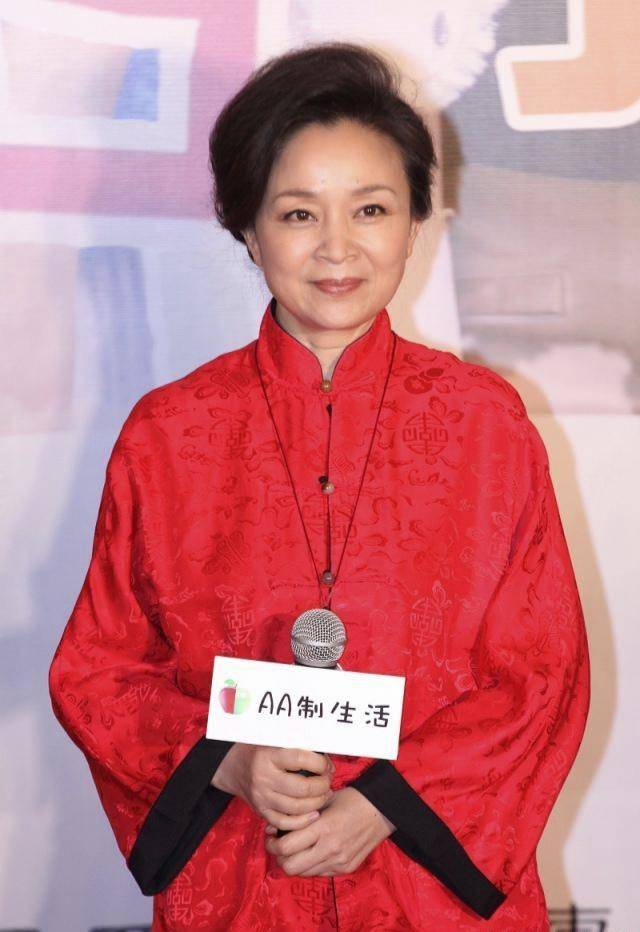 整体|63岁刘莉莉不玩老来俏，穿红色唐装老得优雅，不扮嫩气质更高级
