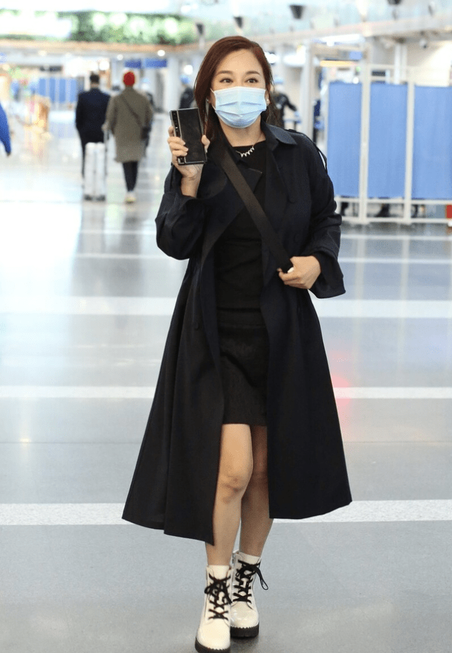 卫衣|陈松伶一家人现身机场，穿搭休闲轻松，气质真的很随和