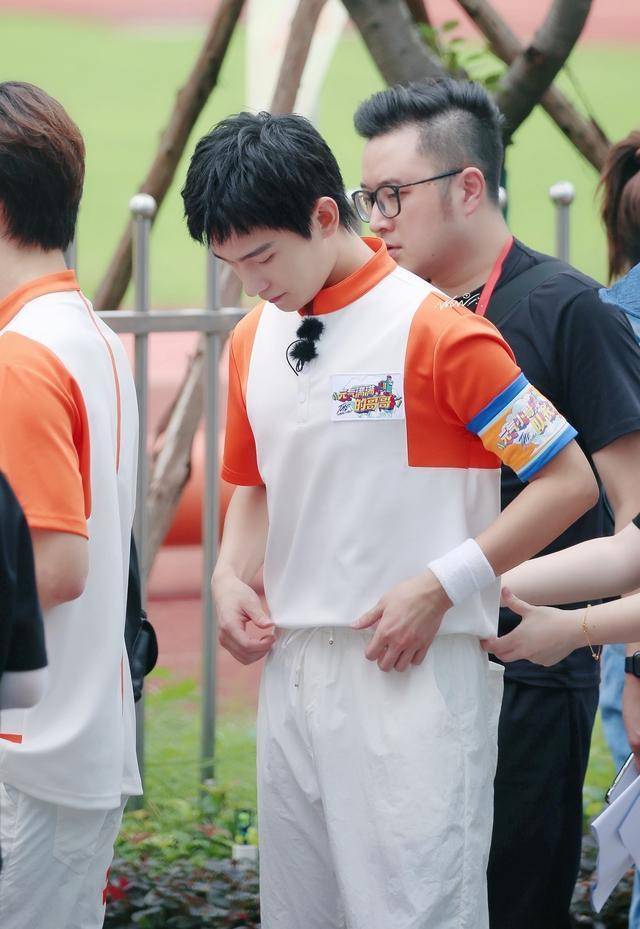显得|杨洋这是什么操作？保安服也能穿成时尚，粉丝：时尚关键看脸