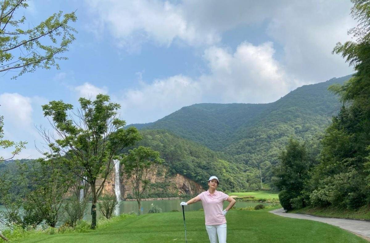 颜色|老戏骨何赛飞罕见晒照！57岁穿富贵装烫大波浪，红指甲太少女心