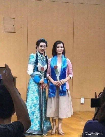 初恋|宋祖英仿佛冻龄了,穿粉色西装搭配半身裙,不像是年过五旬的人