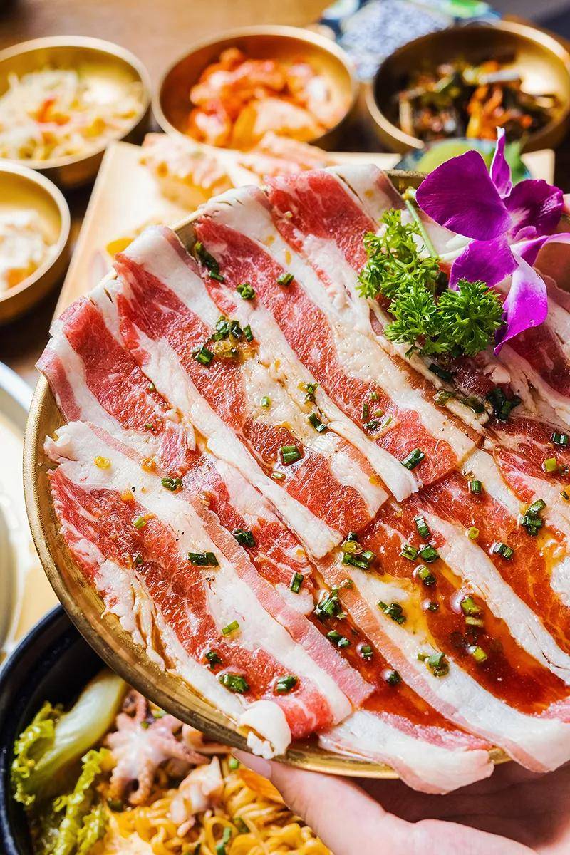 am-|吃m8和牛、看乐队live…