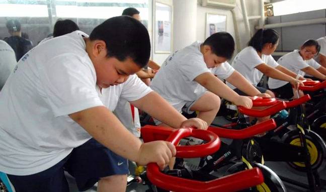 体重|小女孩路边吃串串，小肚子让人“出戏”，网友：和我爸肚子一样