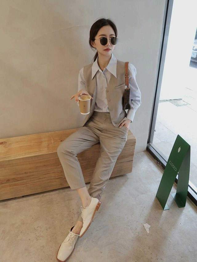 马甲|毛衣马甲背心穿搭指南，泡泡袖衬衫+牛仔裤，怎么看都显得很洋气