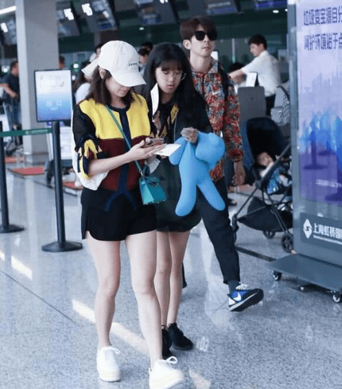 卫衣|贾静雯气质真洋气,穿拼接卫衣配短裤真减龄,美腿不输女儿