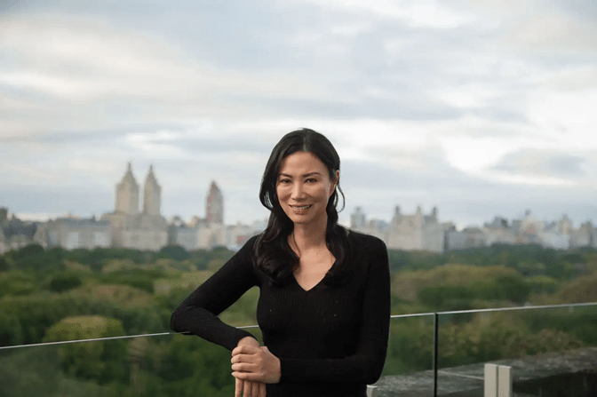 曲线|邓文迪罕见晒女儿近照，光脚穿半身裙，才20岁曲线感就到妈妈巅峰