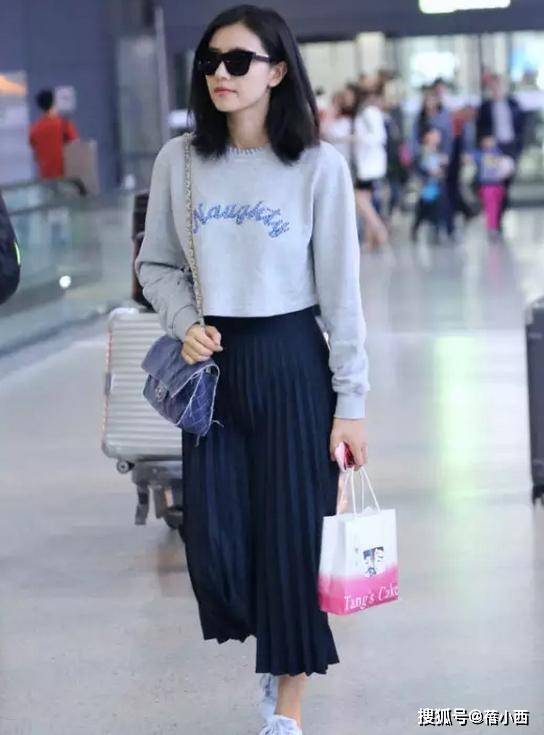 魅力|高圆圆终于换风格，穿荧光绿背心裙再套半身裙，连气质都变洋气了