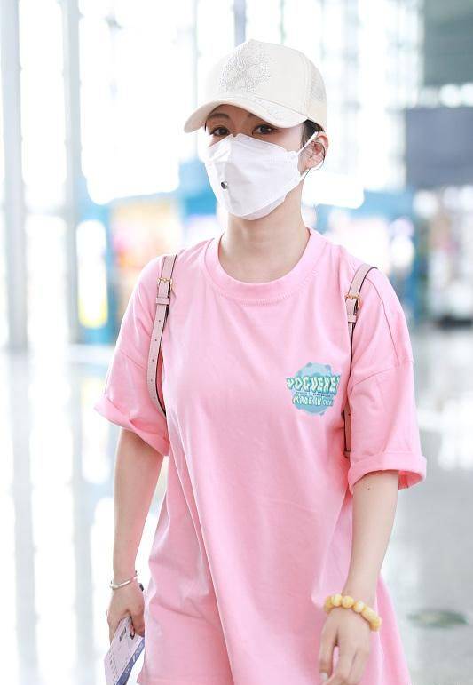 整体|九球天后潘晓婷终于高调，穿健美裤在机场秀身材，拎2万5包超阔气