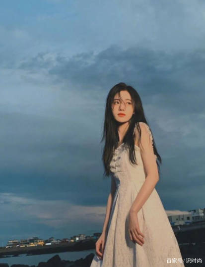 初恋|宋祖英仿佛冻龄了,穿粉色西装搭配半身裙,不像是年过五旬的人