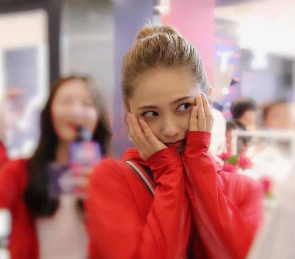 黑色|《城池营垒》姜珮瑶戏份引热议,长相甜美身材好,穿搭很有高级感