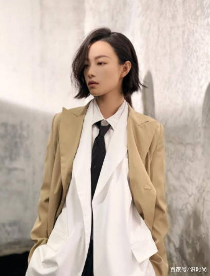 设计|倪妮真大胆，直接穿内衣配西装现身活动，拨发动作太性感撩人了