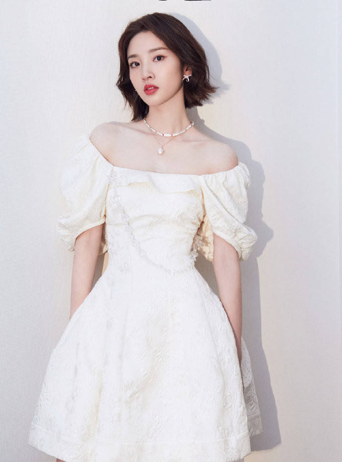 身材|李一桐穿泡泡裙去迪士尼，路人镜头下颜值抗打，状态好到不输00后