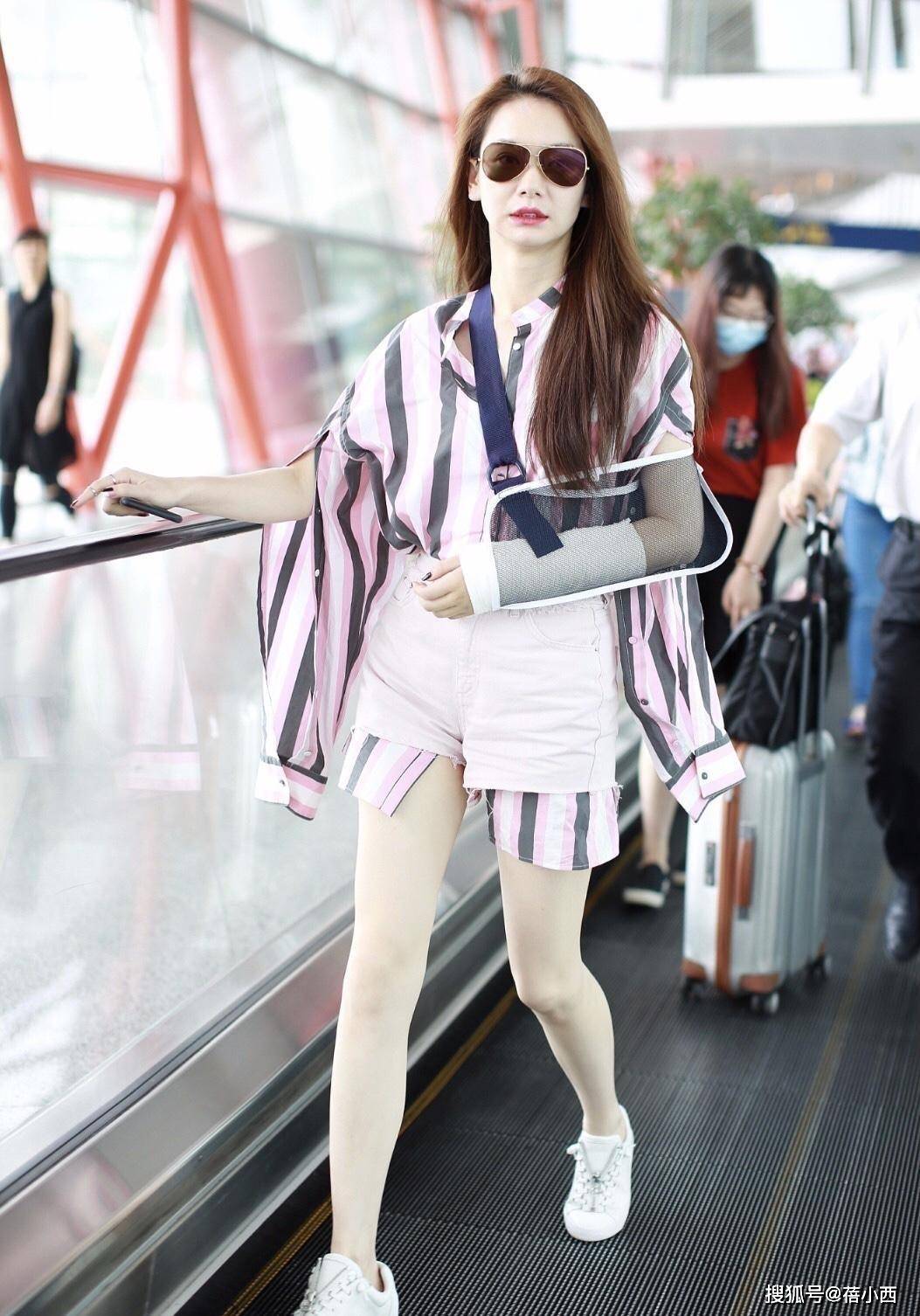 条纹|佘诗曼46岁又如何？穿条纹衬衫配短裤走机场，气质在根本不用扮嫩