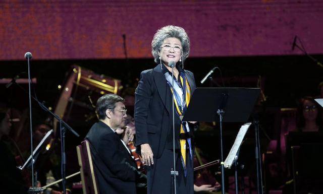 显得|老戏骨宋春丽新潮时髦，黑西装配红唇惊艳大气，浑身老艺术家气质