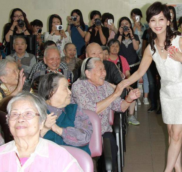 身材|女人50岁以后，头发都白了，还有必要打扮么？