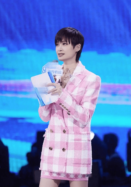 中性|37岁李宇春终于开窍，穿衣开始女性化，短裙下美腿曲线不输女团