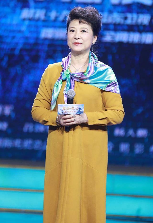 服装|老戏骨“王馥荔”真会穿，大衣裙搭配花丝巾，一点不像49年出生的