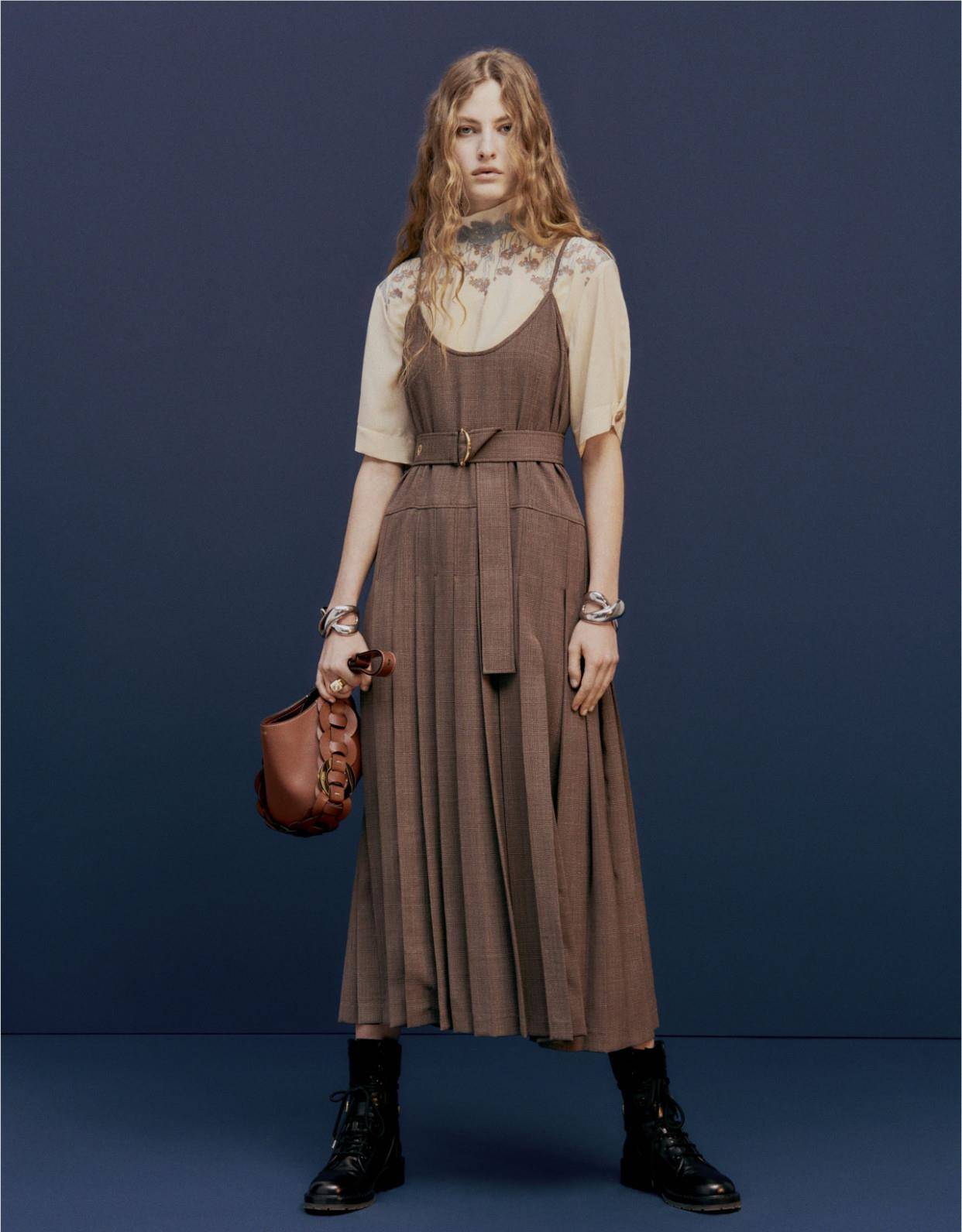 本质|2020早秋服装:让服装本质说故事,Chloe用基本元素大玩穿搭游戏