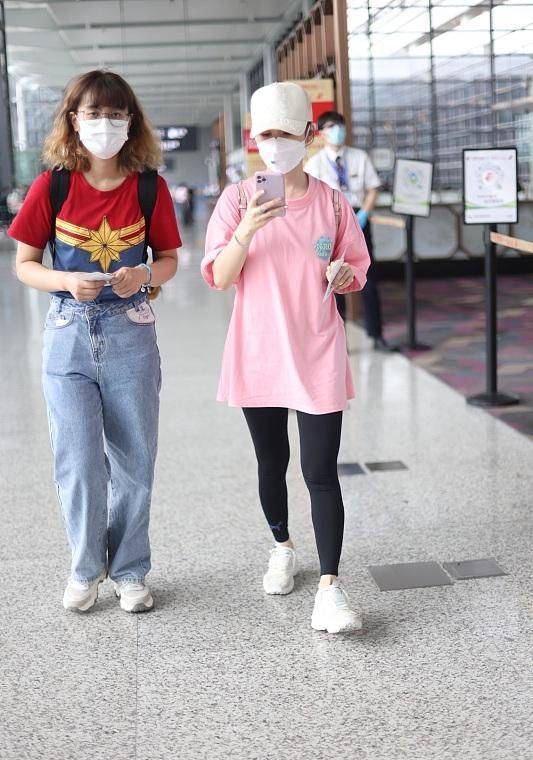 整体|九球天后潘晓婷终于高调，穿健美裤在机场秀身材，拎2万5包超阔气