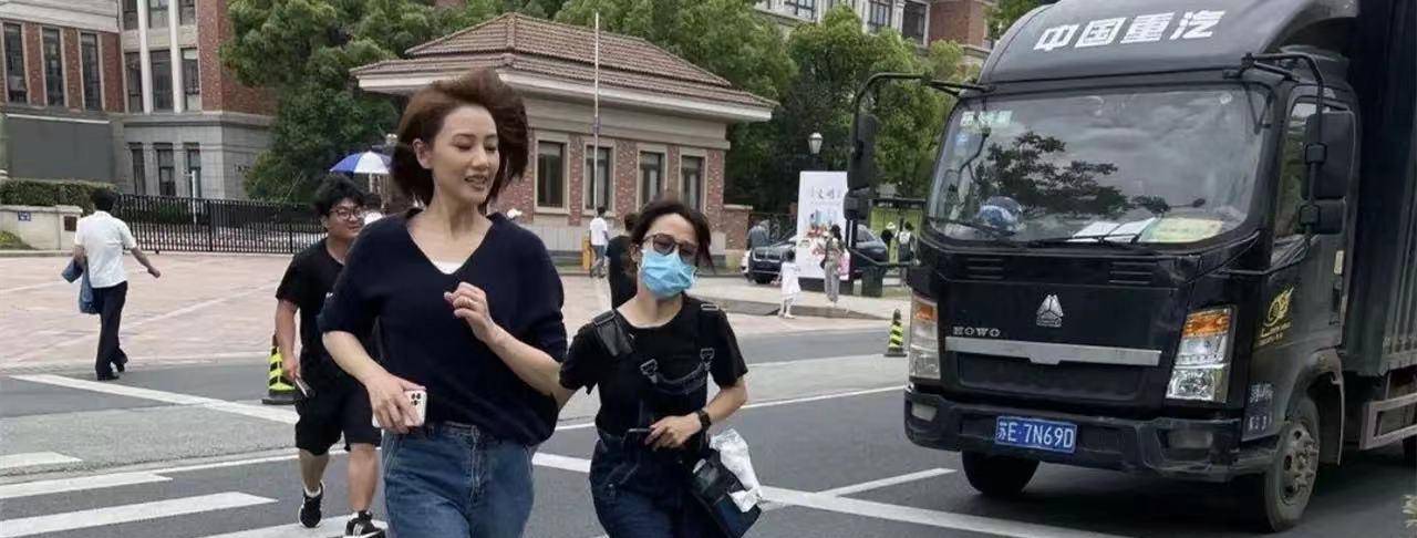 女神|赵又廷牵高圆圆逛街被偶遇！她穿连体裤暴露短腿，紧勒大腿太尴尬
